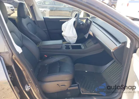 2024 Tesla Model Y Long Range Dual Motor All-Wheel Drive/Rwd z USA, uszkodzony, nr VIN 7SAYGDED5RF101473